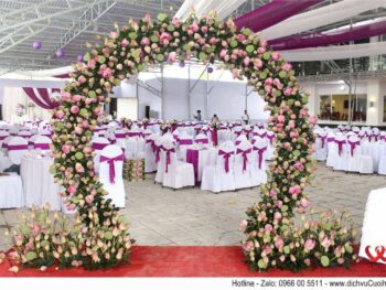 Trang trí tiệc cưới trọn gói tông màu tím- Cổng hoa sen