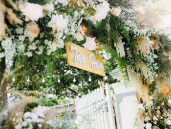 Mẫu cổng hoa tươi tiệc cưới tông trắng xanh